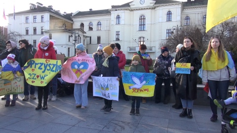 W ciszy Ukraińcy manifestowali na starym Rynku w Bydgoszczy (jw)