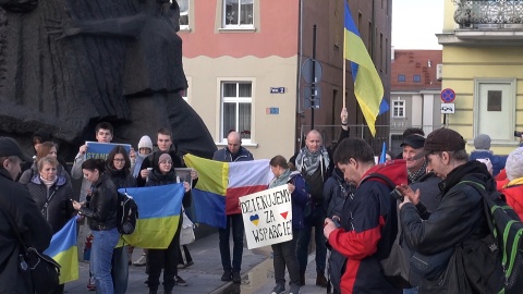 W ciszy Ukraińcy manifestowali na starym Rynku w Bydgoszczy (jw)