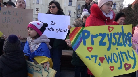 W ciszy Ukraińcy manifestowali na starym Rynku w Bydgoszczy (jw)