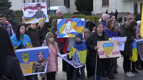 W ciszy Ukraińcy manifestowali na starym Rynku w Bydgoszczy (jw)