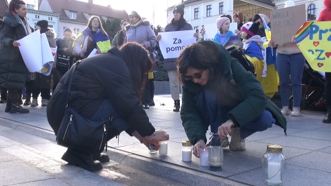 W ciszy Ukraińcy manifestowali na starym Rynku w Bydgoszczy (jw)