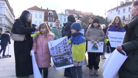 W ciszy Ukraińcy manifestowali na starym Rynku w Bydgoszczy (jw)