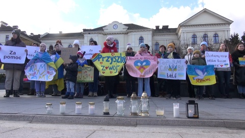 W ciszy Ukraińcy manifestowali na starym Rynku w Bydgoszczy (jw)