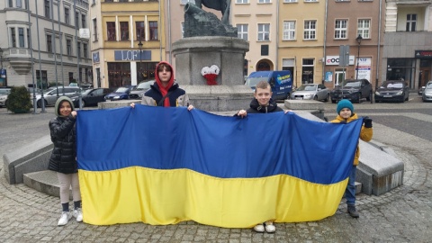 Na Rynku w Grudziądzu zebrało się kilkadziesiąt osób, żeby wyrazić swoje poparcie dla Ukrainy/fot: Marcin Doliński