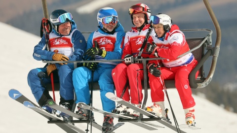 Prezydent Andrzej Duda (2P) i prezes fundacji Handicap Zakopane Małgorzata Tlałka-Długosz (P) podczas 10. edycji charytatywnych zawodów "12H Slalom Maraton Zakopane 2024" na Kasprowym Wierchu w Zakopanem/fot. Grzegorz Mamot/PAP