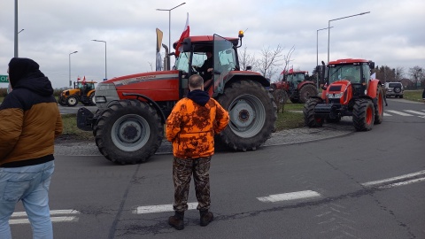 Rolnicy zjechali się przy węźle autostradowym na A1 w Turznie. To kolejny protest w naszym regionie/fot: Agata Raczek