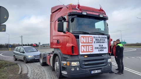 Rolnicy zjechali się przy węźle autostradowym na A1 w Turznie. To kolejny protest w naszym regionie/fot: Agata Raczek