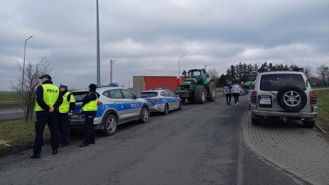 Rolnicy zjechali się przy węźle autostradowym na A1 w Turznie. To kolejny protest w naszym regionie/fot: Agata Raczek