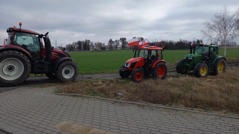 Rolnicy zjechali się przy węźle autostradowym na A1 w Turznie. To kolejny protest w naszym regionie/fot: Agata Raczek