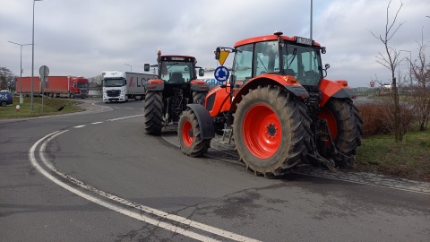 Rolnicy zjechali się przy węźle autostradowym na A1 w Turznie. To kolejny protest w naszym regionie/fot: Agata Raczek