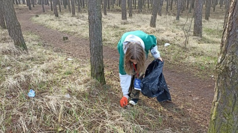 Akcja sprzątania lasku Na Skarpie/fot. Monika Kaczyńska