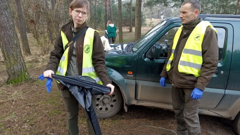 Akcja sprzątania lasku Na Skarpie/fot. Monika Kaczyńska