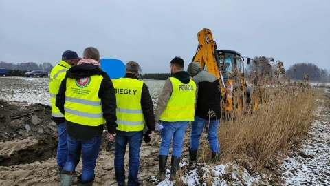 Koparka wykopała fragmenty pojazdów i samochodowe części/fot. wios.bydgoszcz.pl