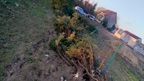 Według ustaleń funkcjonariuszy „kobieta zjechała z drogi i kilkukrotnie dachowała na pobliską posesję”/fot. KPP w Wąbrzeźnie