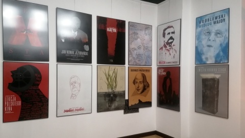 Andrzej Pągowski, autor ponad 1700 plakatów filmowych, teatralnych, społecznych i politycznych otworzył w Galerii Dworu Artusa w Toruniu wystawę „Wajda na nowo"/fot. Iwona Muszytowska-Rzeszotek