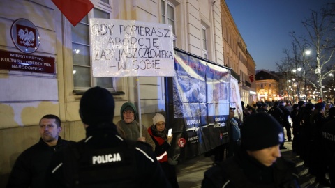 Kontrdemonstracja przed pałacem Prezydenckim w Warszawie/fot. PAP/Albert Zawada