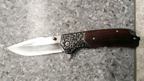 44-latek miał przy sobie łatwopalne „koktajle”, miecz i nóż/fot. KMP w Toruniu
