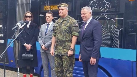 Na bydgoskie tory wyjechał tramwaj z okolicznościowymi grafikami, nawiązującymi do 20. rocznicy powstania w mieście Centrum Szkolenia Sił Połączonych NATO/fot. Jolanta Fischer