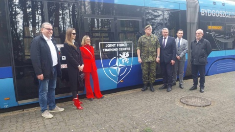 Na bydgoskie tory wyjechał tramwaj z okolicznościowymi grafikami, nawiązującymi do 20. rocznicy powstania w mieście Centrum Szkolenia Sił Połączonych NATO/fot. Jolanta Fischer