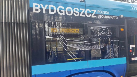 Na bydgoskie tory wyjechał tramwaj z okolicznościowymi grafikami, nawiązującymi do 20. rocznicy powstania w mieście Centrum Szkolenia Sił Połączonych NATO/fot. Jolanta Fischer