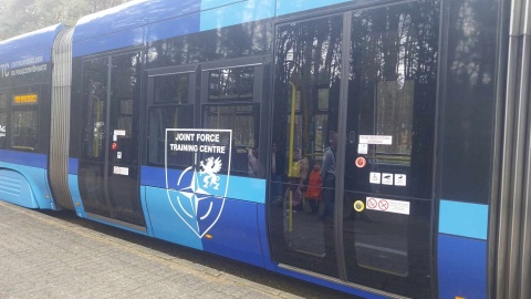 Na bydgoskie tory wyjechał tramwaj z okolicznościowymi grafikami, nawiązującymi do 20. rocznicy powstania w mieście Centrum Szkolenia Sił Połączonych NATO/fot. Jolanta Fischer