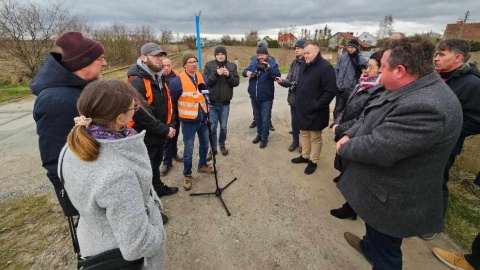 Społecznicy, przedstawiciele władz Mogilna i sami mieszkańcy wyrazili oburzenie postępowaniem PKP SA. Chodzi o linię kolejową nr 239 z Mogilna do Orchowa, która jest rozbierana, pomimo społecznego sprzeciwu/fot. nadesłane