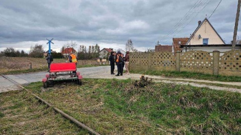 Społecznicy, przedstawiciele władz Mogilna i sami mieszkańcy wyrazili oburzenie postępowaniem PKP SA. Chodzi o linię kolejową nr 239 z Mogilna do Orchowa, która jest rozbierana, pomimo społecznego sprzeciwu/fot. nadesłane