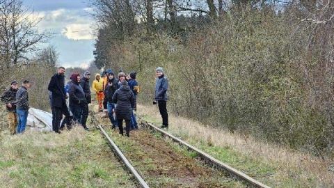 Społecznicy, przedstawiciele władz Mogilna i sami mieszkańcy wyrazili oburzenie postępowaniem PKP SA. Chodzi o linię kolejową nr 239 z Mogilna do Orchowa, która jest rozbierana, pomimo społecznego sprzeciwu/fot. nadesłane