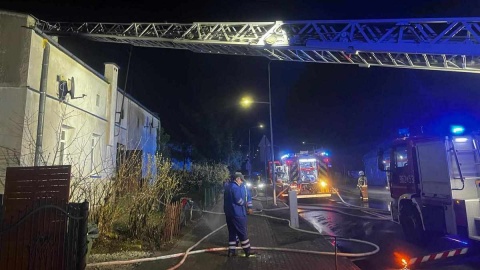 Pięć zastępów straży pożarnej gasiło pożar, który wybuchł w nocy z poniedziałku na wtorek przy ulicy Lipnowskiej we Włocławku/fot. PSP Włocławek