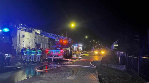 Pięć zastępów straży pożarnej gasiło pożar, który wybuchł w nocy z poniedziałku na wtorek przy ulicy Lipnowskiej we Włocławku/fot. PSP Włocławek