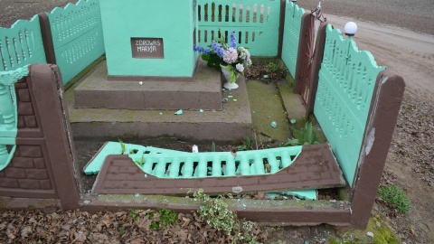 Sprawcy pomalowali farbą w sprayu nagrobki na dwóch cmentarzach i przydrożną figurkę Matki Bożej, uszkodzili też jej ogrodzenie/fot. KPP w Radziejowie
