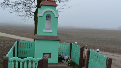 Sprawcy pomalowali farbą w sprayu nagrobki na dwóch cmentarzach i przydrożną figurkę Matki Bożej, uszkodzili też jej ogrodzenie/fot. KPP w Radziejowie