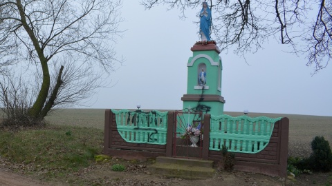 Sprawcy pomalowali farbą w sprayu nagrobki na dwóch cmentarzach i przydrożną figurkę Matki Bożej, uszkodzili też jej ogrodzenie/fot. KPP w Radziejowie