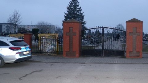 Sprawcy pomalowali farbą w sprayu nagrobki na dwóch cmentarzach i przydrożną figurkę Matki Bożej, uszkodzili też jej ogrodzenie/fot. KPP w Radziejowie