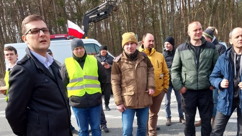 Wojewoda Michał Sztybel spotkał się z rolnikami, protestującymi na wjeździe na S5 w Tryszczynie/fot. Elżbieta Rupniewska