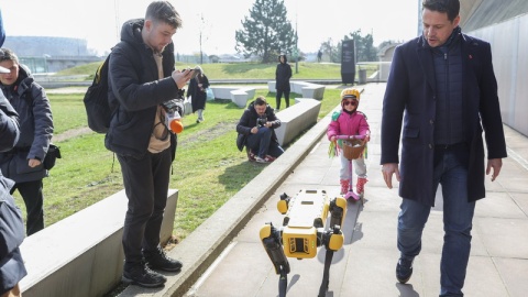 Prezydent Warszawy Rafał Trzaskowski na spacerze z robotycznym psem/fot. PAP/Rafał Guz