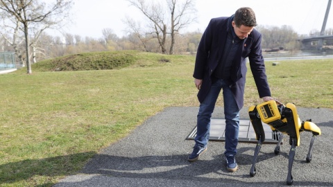 Prezydent Warszawy Rafał Trzaskowski na spacerze z robotycznym psem/fot. PAP/Rafał Guz