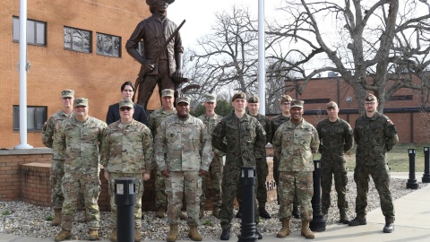 Przedstawiciele Centrum Szkolenia WOT z Torunia rozmawiali z amerykańskimi żołnierzami o dalszej współpracy szkoleniowej/fot: Centrum Szkolenia Wojsk Obrony Terytorialnej