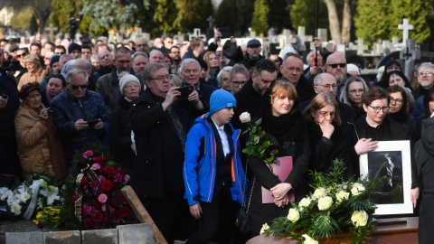 Uroczystości pogrzebowe Ernesta Brylla na cmentarzu przy ul. Wałbrzyskiej w Warszawie. Ernest Bryll - poeta, pisarz, autor tekstów piosenek, dziennikarz i dyplomata - zmarł 16 marca w wieku 89 lat/fot. Piotr Nowak, PAP