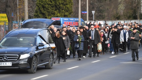 Uroczystości pogrzebowe Ernesta Brylla na cmentarzu przy ul. Wałbrzyskiej w Warszawie. Ernest Bryll - poeta, pisarz, autor tekstów piosenek, dziennikarz i dyplomata - zmarł 16 marca w wieku 89 lat/fot. Piotr Nowak, PAP