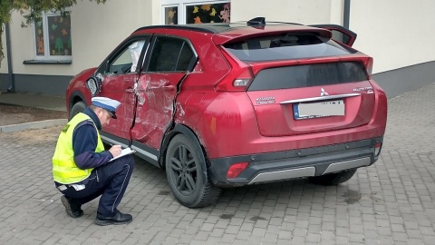 Do zderzenia samochodu osobowego z autobusem przewożącym uczniów doszło we wtorek rano w Morzycach /fot. materiały policji