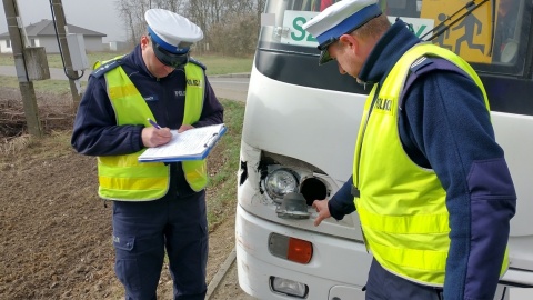 Do zderzenia samochodu osobowego z autobusem przewożącym uczniów doszło we wtorek rano w Morzycach /fot. materiały policji