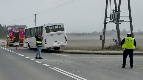 Do zderzenia samochodu osobowego z autobusem przewożącym uczniów doszło we wtorek rano w Morzycach /fot. materiały policji