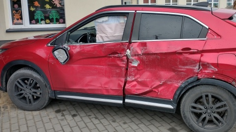 Do zderzenia samochodu osobowego z autobusem przewożącym uczniów doszło we wtorek rano w Morzycach /fot. materiały policji