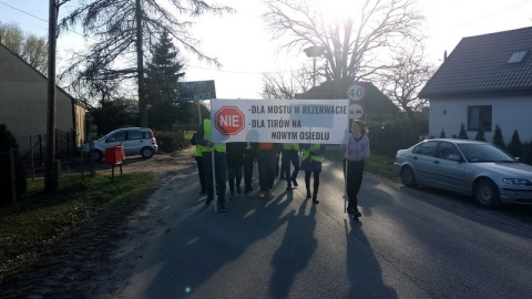 Mieszkańcy Nowej Wsi pod Toruniem wyszli na ulicę, bo nie zgadzają się na budowę mostu przez Drwęcę/fot. Michał Zaręba