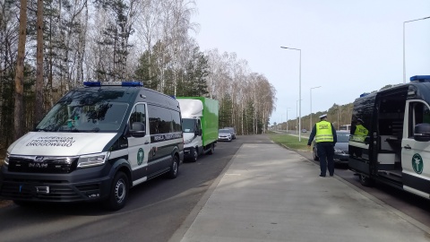 Tuż przed Wielkanocą Inspektorzy Transportu Drogowego skontrolowali i zważyli auta dostawcze. 12 z nich było przeciążonych/fot: Tatiana Adonis