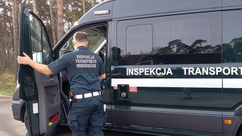 Tuż przed Wielkanocą Inspektorzy Transportu Drogowego skontrolowali i zważyli auta dostawcze. 12 z nich było przeciążonych/fot: Tatiana Adonis