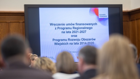 Kolejne programy regionalne otrzymały dofinansowanie ze środków unijnych. Umowy podpisano w Urzędzie Marszałkowskim w Toruniu/fot: Mikołaj Kuras dla UMWKP