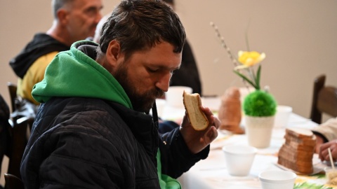 Na Wielkanocne śniadanie w bydgoskim oratorium przybyło ponad sto osób, głównie samotnych i potrzebujących/fot: Marcin Jarzembowski, Diecezja Bydgoska