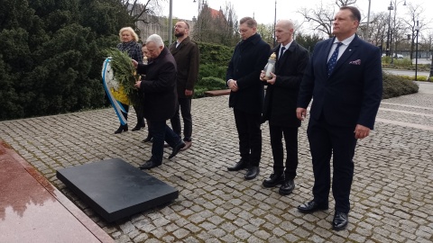 Torunianie złożyli kwiaty pod pomnikiem św. Jana Pawłą II w 19. rocznicę śmierci papieża/fot: Michał Zaręba